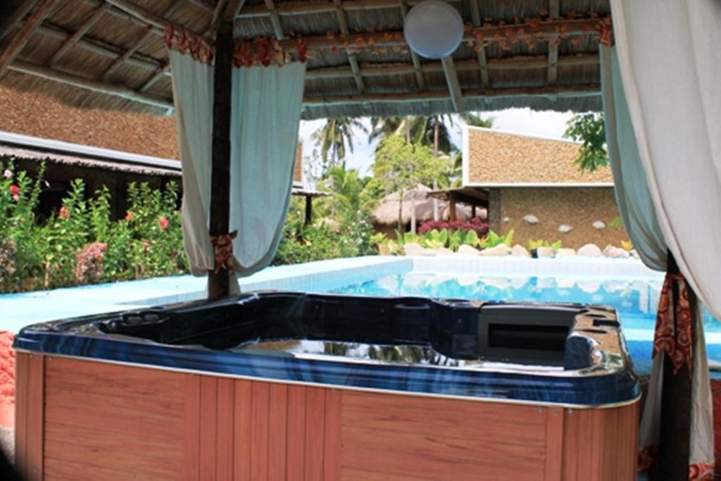 Cooper'S Beach Resort Lucbuan Esterno foto