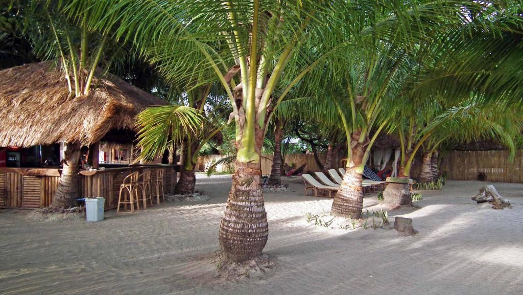 Cooper'S Beach Resort Lucbuan Esterno foto