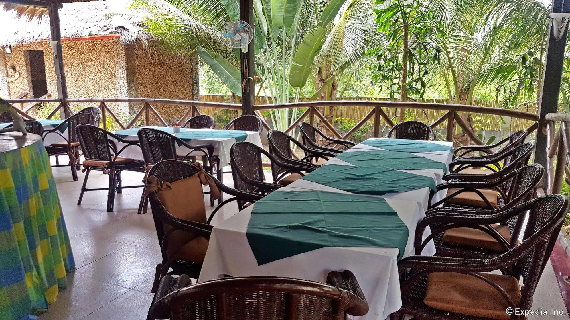 Cooper'S Beach Resort Lucbuan Esterno foto