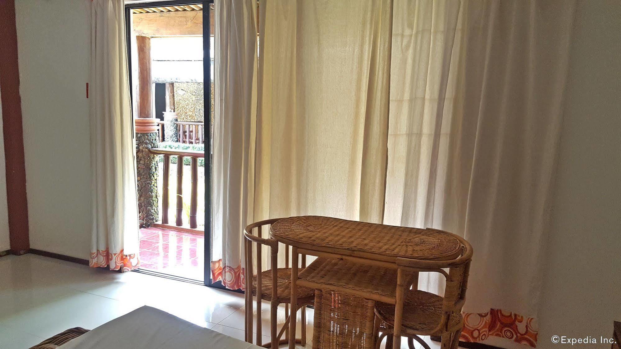 Cooper'S Beach Resort Lucbuan Esterno foto