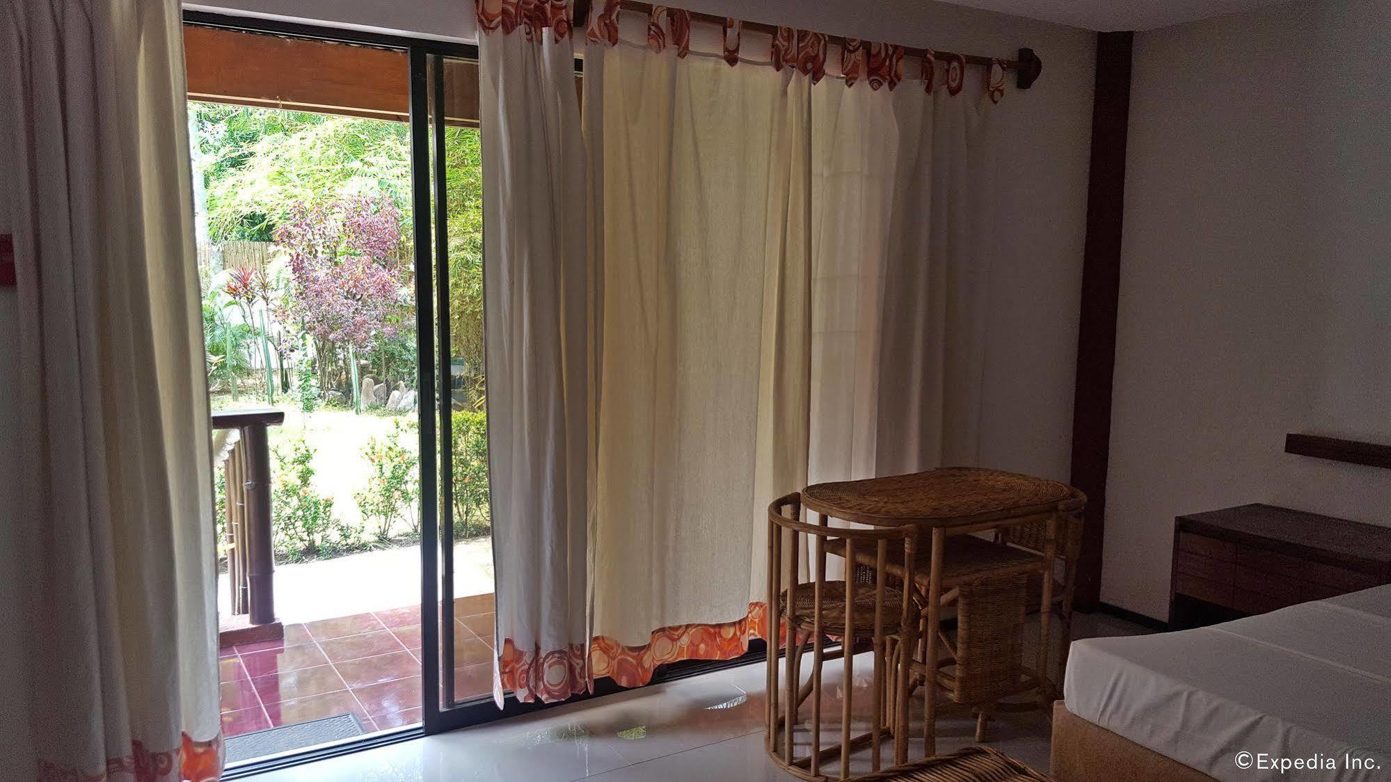 Cooper'S Beach Resort Lucbuan Esterno foto