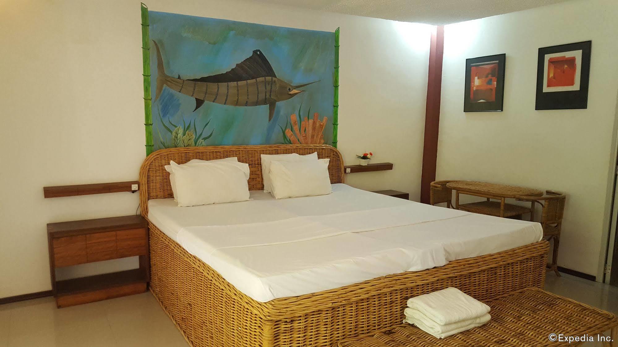 Cooper'S Beach Resort Lucbuan Esterno foto