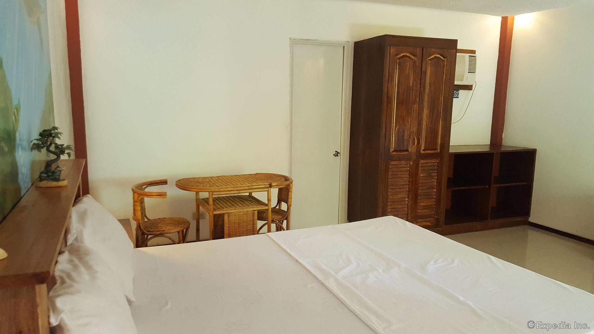 Cooper'S Beach Resort Lucbuan Esterno foto