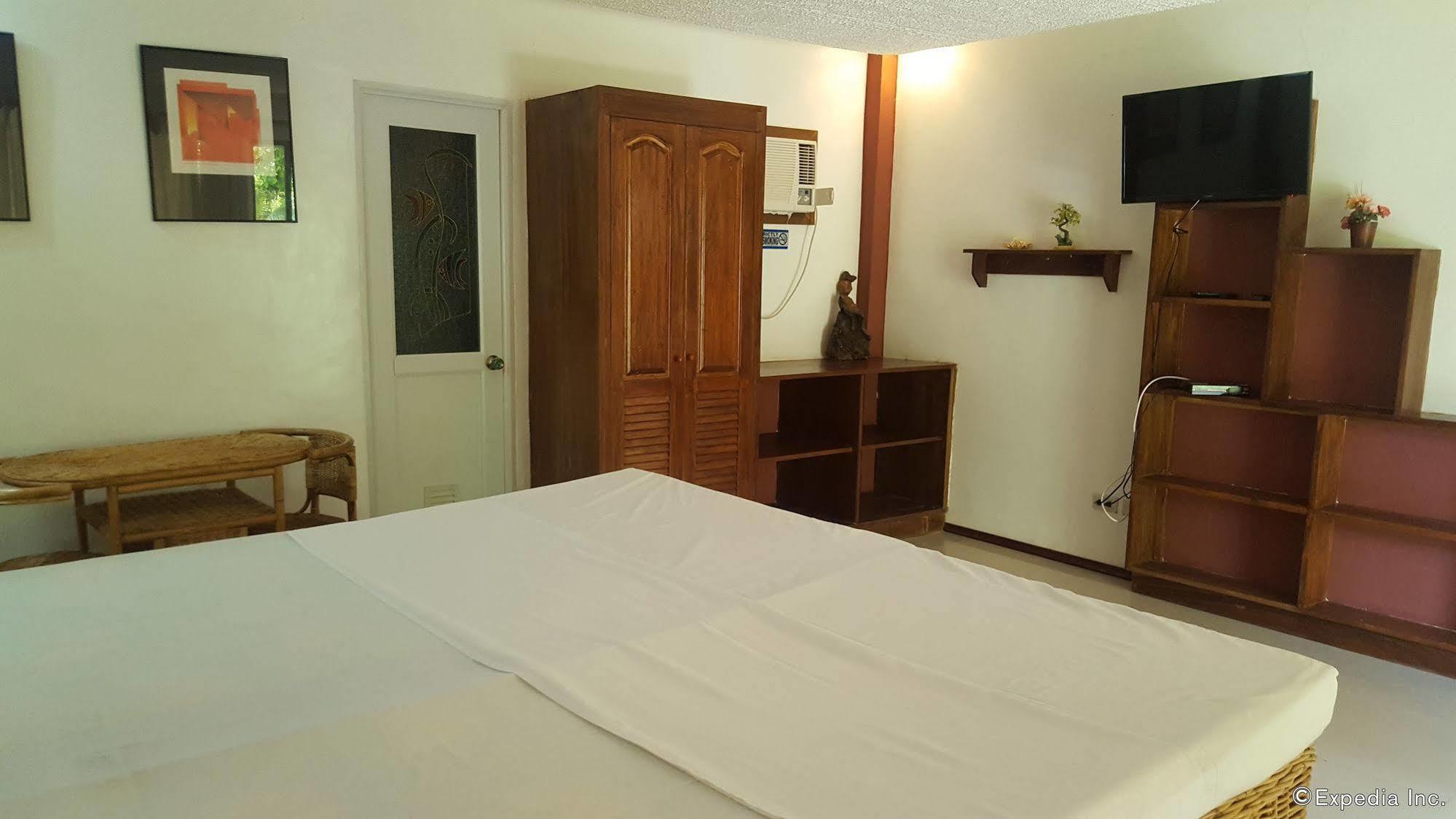 Cooper'S Beach Resort Lucbuan Esterno foto