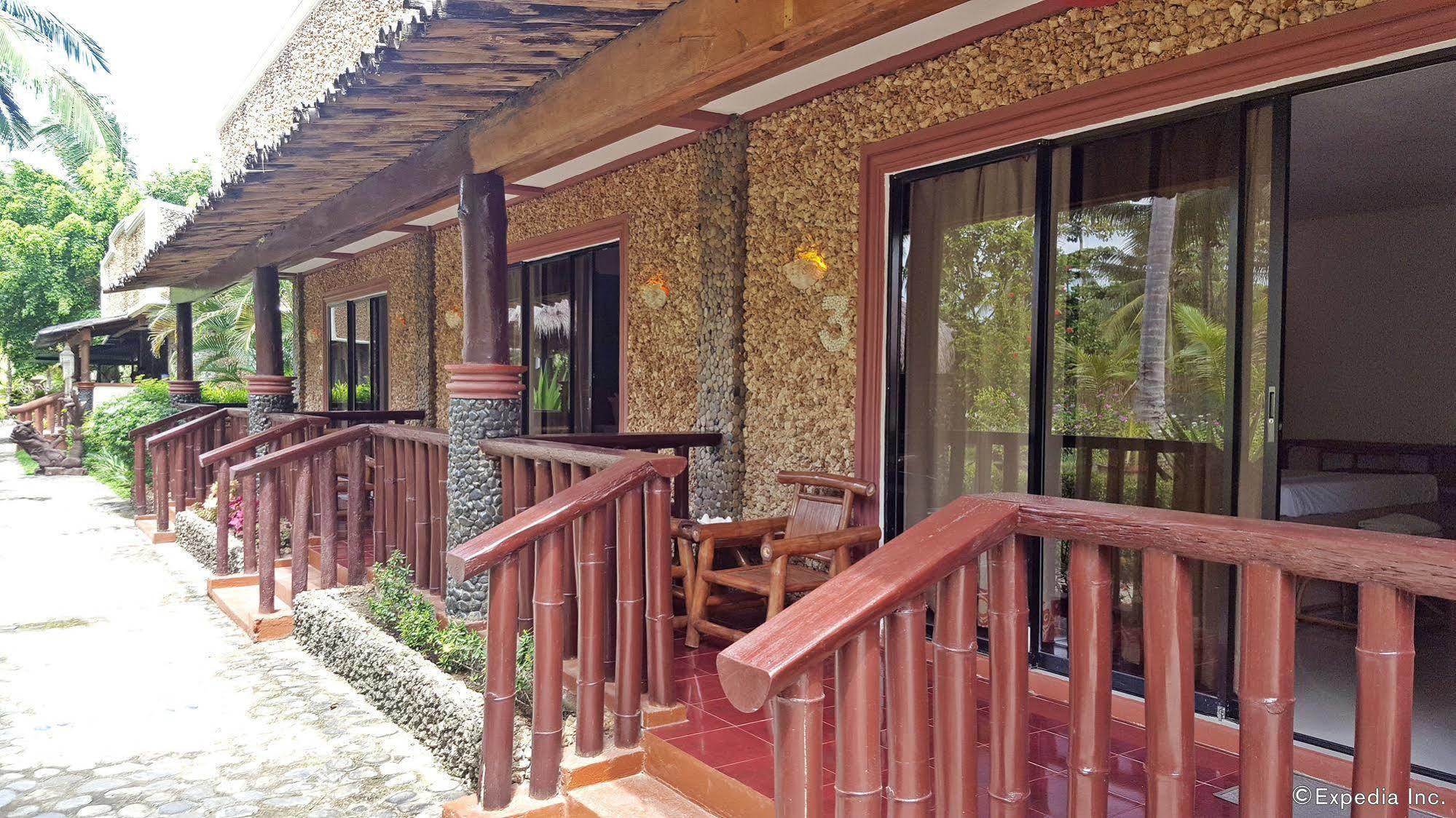 Cooper'S Beach Resort Lucbuan Esterno foto