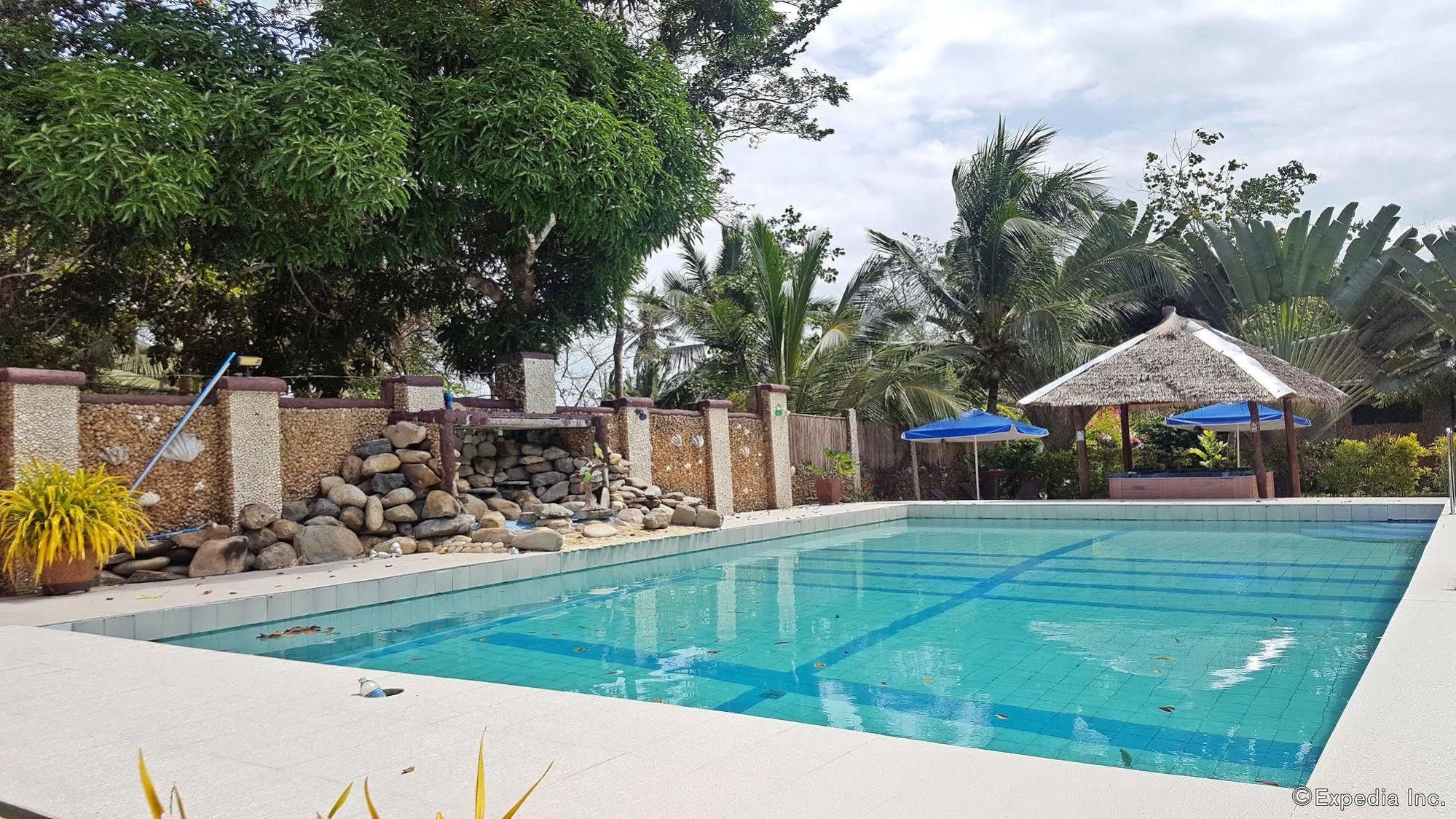 Cooper'S Beach Resort Lucbuan Esterno foto